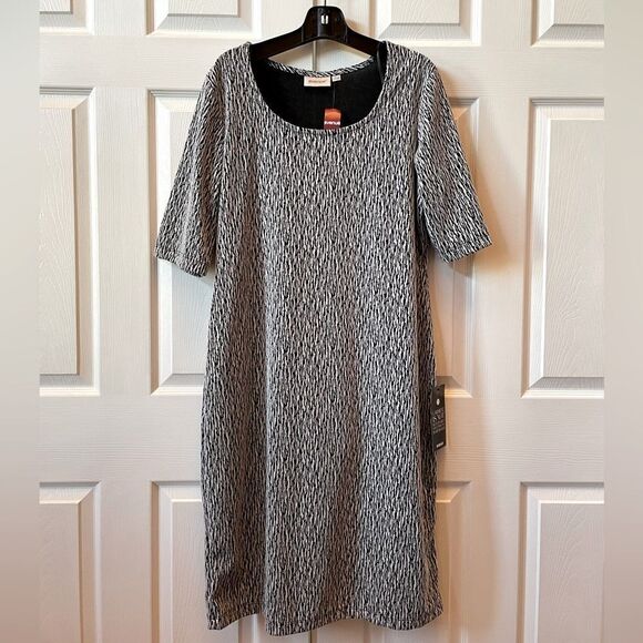 BLACK AND WHITE PULL OVER DRESS WITH 3/4 LENGTH SLEEVES SIZE 18/20 NWT - Picture 1 of 6